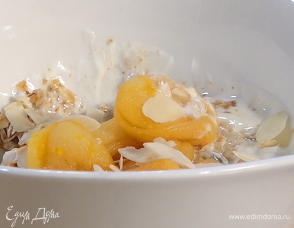 К смеси добавить абрикосовый компот. Украсить блюдо миндальными лепестками.