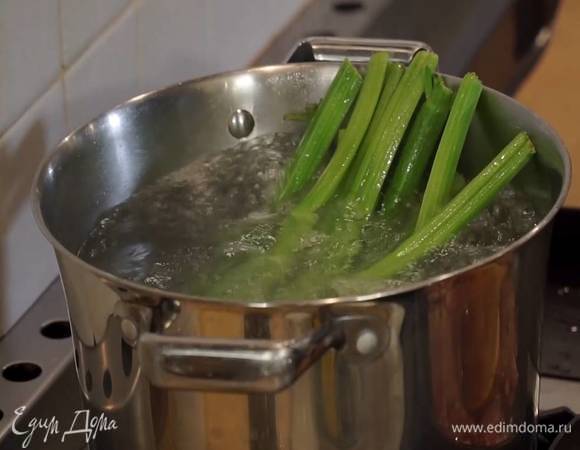 Сельдерей опустить на несколько минут в кипящую подсоленную воду, чтобы он стал немного мягче.
