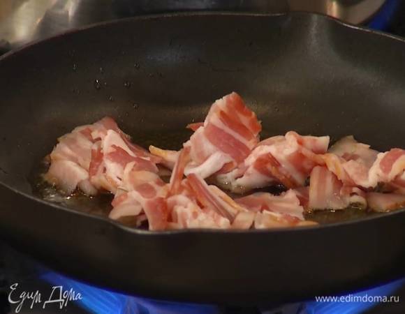 Разогреть в сковороде 2 ст. ложки оливкового масла и обжарить бекон.<br />
 