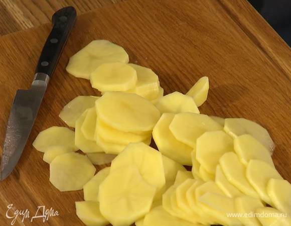 Картофель почистить и нарезать тонкими кружками.<br />
 
