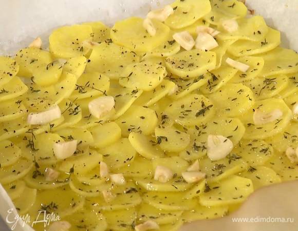 Запекать картофель в разогретой духовке 10‒15 минут.