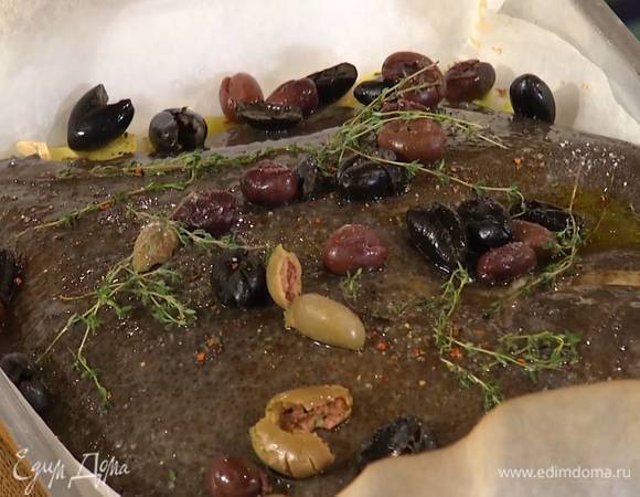 На запеченный картофель выложить камбалу, полить оставшимся оливковым маслом, разложить сверху оливки, оставшиеся веточки тимьяна, посолить, посыпать черным перцем и чили, сбрызнуть вином.