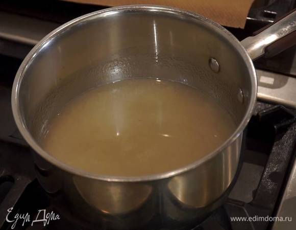 В небольшую кастрюлю влить 300 мл воды, всыпать агар, перемешать и прогреть на огне, так чтобы он полностью растворился.