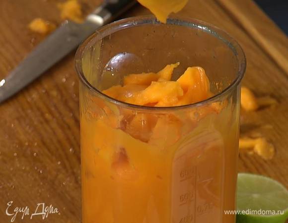 Манго, удалив косточку, очистить от кожуры, нарезать небольшими кубиками и взбить погружным блендером в пюре, затем влить сок лайма, всыпать сахар и взбить все еще немного.
