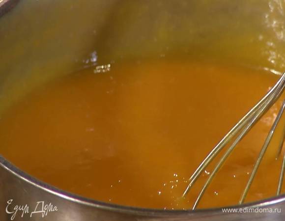 Перемешать венчиком воду с агаром, так чтобы не осталось комочков, затем, не переставая вымешивать, влить манговое пюре и продолжать вымешивать, пока не получится однородная консистенция.