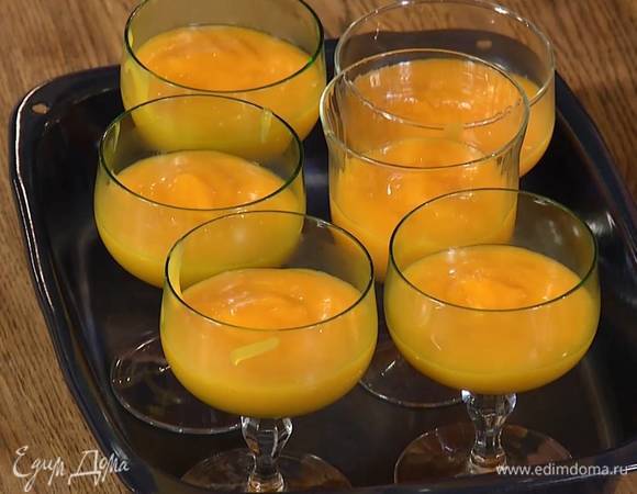Разлить манговую массу в прозрачные креманки и отправить в холодильник застывать.