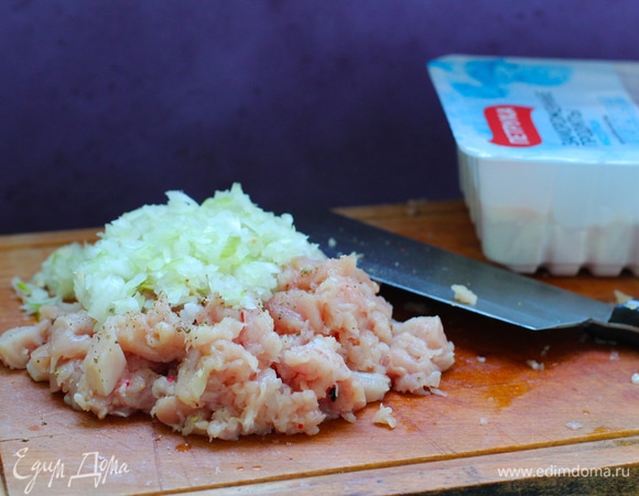 Приготовить фарш из куриной грудки ТМ «Петруха», добавить лук, чеснок, зелень. Посолить и поперчить по вкусу.