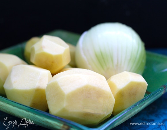 Картофель и лук очистить и вымыть.