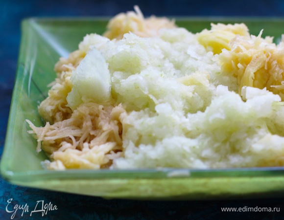 Лук натереть на мелкой терке или перемолоть в мясорубке. Картофель натереть на мелкой терке. Добавить яйцо, муку, сметану. Приправить солью и перцем. Перемешать до однородности. Возможно, муки понадобится больше, зависит от сочности и размера овощей.