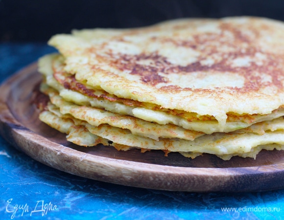 Поджарить на блинной сковороде картофельно-луковые блинчики. Точно так же, как обычные блины. При необходимости сковороду смазывайте маслом или кусочком сала.