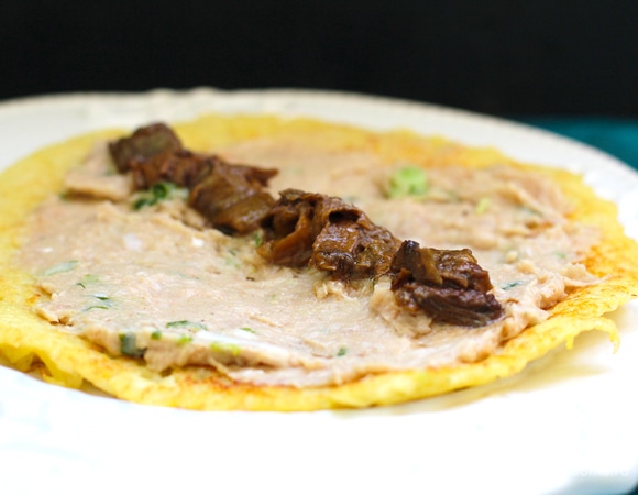 Грибы обжарить, посолить, поперчить по вкусу. На каждый блинчик распределить тонким слоем куриный фарш, полосочку жареных грибов. Свернуть в рулет.