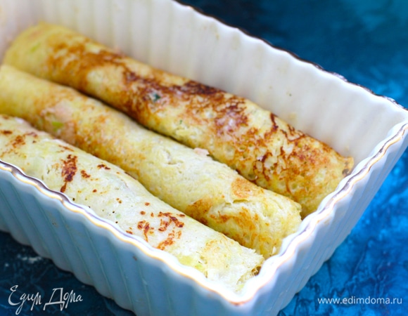 Положить рулеты в форму швом вниз, смазать верх сметаной и присыпать сыром. Я запекала с сулугуни.