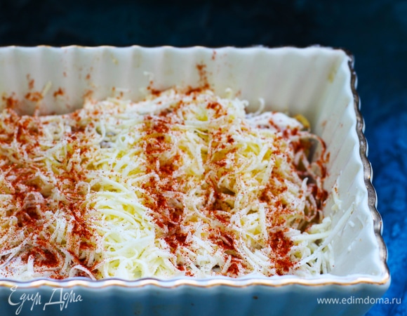 Посыпать копченой паприкой.