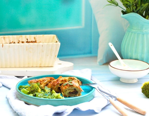 Рулеты можно подать каждому порционно или нарезать и подать на стол как сытную закуску с йогуртовым соусом, овощами, зеленью.