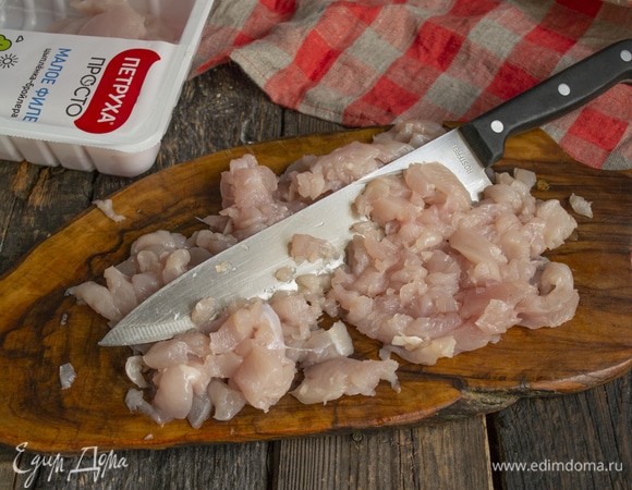 Рубим филе ножом, для пастушьего пирога мясо мелко нарезают, однако с фаршем такое блюдо тоже можно приготовить.