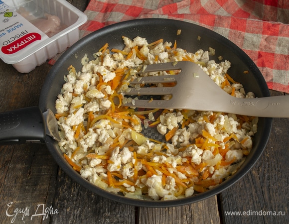 Обжариваем мясо с луком 5 минут, добавляем нарезанную тонкой соломкой или натертую на крупной терке морковь, жарим еще 5 минут.