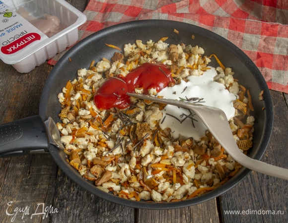 По вкусу солим, кладем томатное пюре, сметану или жирные сливки, добавляем немного розмарина. Перемешиваем, прогреваем 5 минут на умеренном огне.