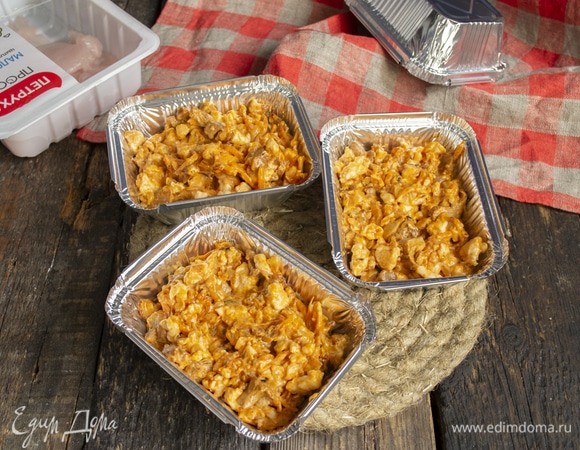 Заполняем одноразовые порционные формы из фольги мясной начинкой примерно наполовину, но можно положить и побольше.