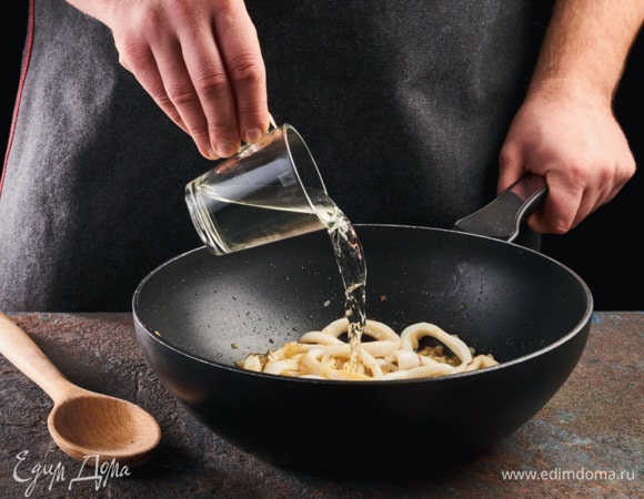 Обжарьте 2 минуты, влейте вино и тушите, пока вино не выпарится.