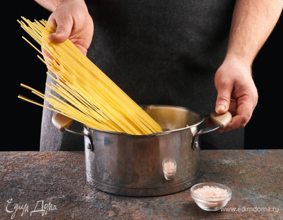 Макароны отварите в подсоленной воде до стояния аль денте.