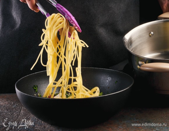 Слейте воду и добавьте к кальмарам.