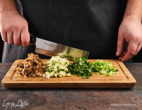 Тушки кальмаров ТМ «Океанрыбфлот» разморозьте и почистите. Цукини, грибы, кинзу, петрушку и зеленый лук мелко нарежьте.