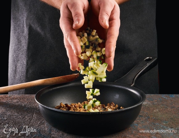 В сковороде обжарьте грибы, затем добавьте цукини и тушите, помешивая до готовности. Остудите.