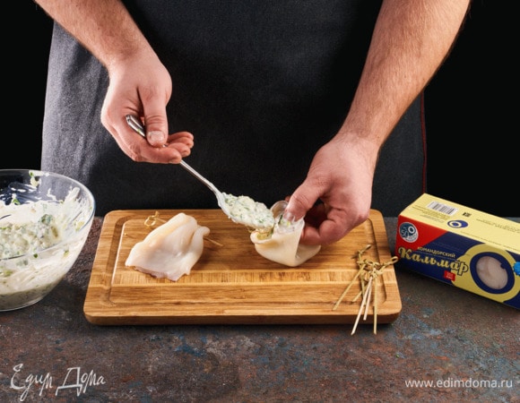 Смешайте остывшие грибы и цукини с творожным сыром и зеленью. Нафаршируйте этой смесью кальмары. Отверстия скрепите зубочистками.