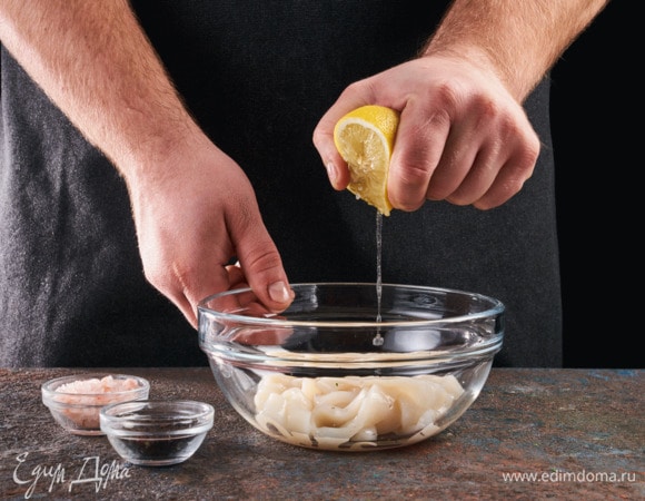 Выложите их в миску, посолите, поперчите, выдавите сок половины лимона. Оставьте мариноваться на полчаса.