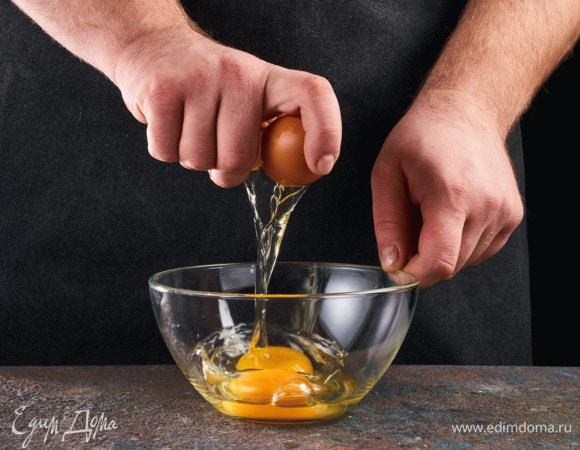 Яйца взбейте в глубокой миске.