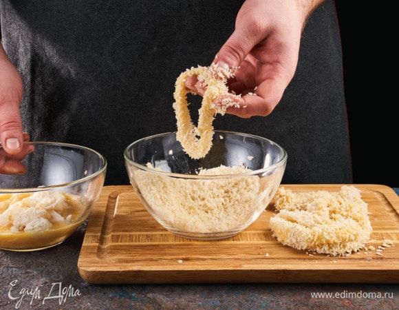 Кольца кальмаров обмакивайте сначала во взбитых яйцах, а затем обваляйте в панировочных сухарях.