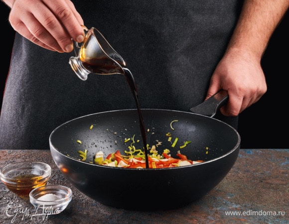 Затем добавьте сахар, кунжутное масло и соевый соус, перемешайте.