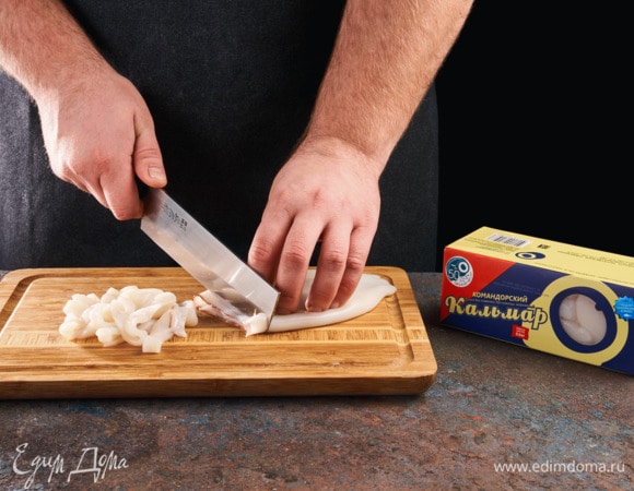 Тушки кальмара ТМ «Океанрыбфлот» разморозьте, почистите и нарежьте кольцами.