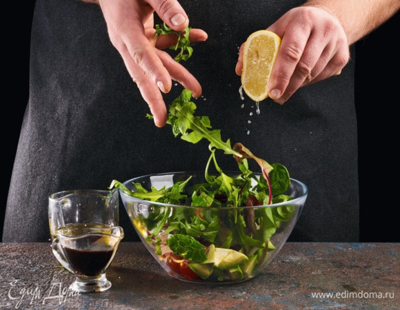 Смешайте в салатнике салатный микс, кальмаров, черри, лук и авокадо. Сбрызните его лимонным соком, чтобы оно не потемнело. Посолите, поперчите, заправьте оливковым маслом и бальзамическим уксусом.