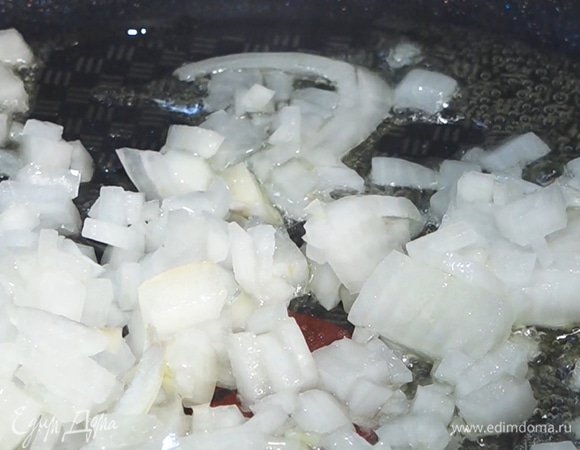 Разогреть сковороду с растительным маслом. Мелко нарезать лук, всыпать на сковороду.