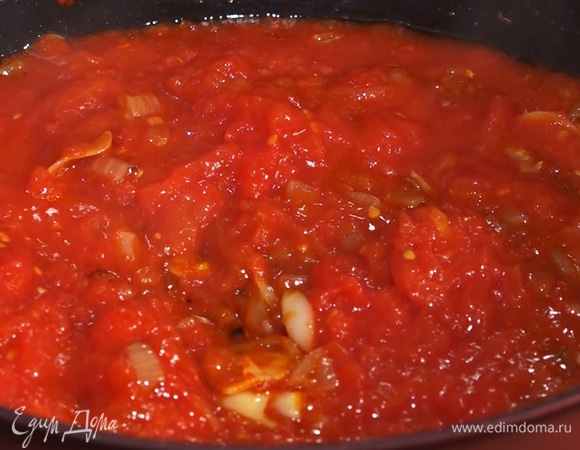 В сковороду влить помидоры пассата, добавить тмин и хлопья чили. Варить соус в течение 10 минут.