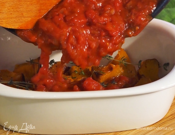 Готовую тыкву достать из духовки, сверху полить томатным соусом.