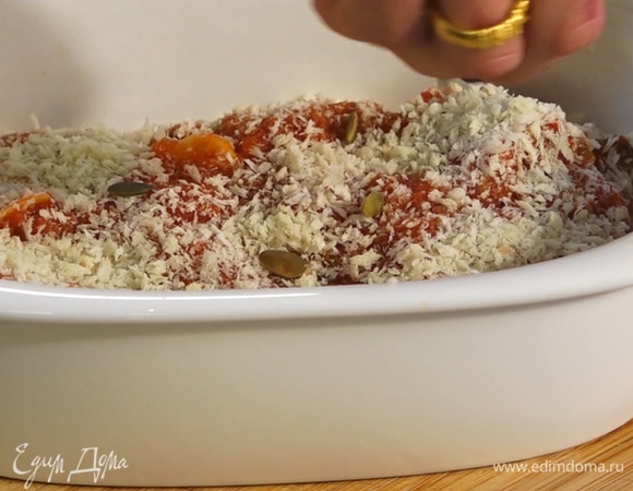 Блюдо посыпать панировочными сухарями и тыквенными семечками.