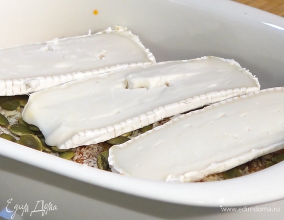 Нарезать сыр ломтиками, выложить на блюдо.