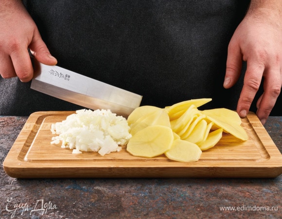 Картофель почистите и нарежьте кружочками, лук — мелкими кубиками.