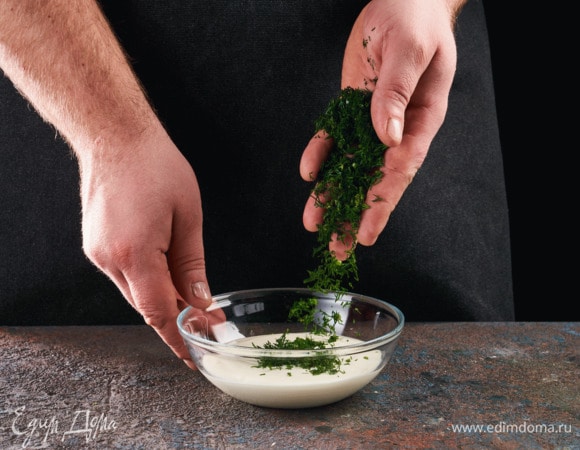 Филе минтая ТМ «Океанрыбфлот» разморозьте. Смешайте сметану с рубленым укропом.