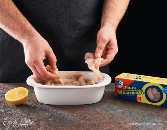 Затем выложите рыбу, чуть сбрызните лимонным соком.