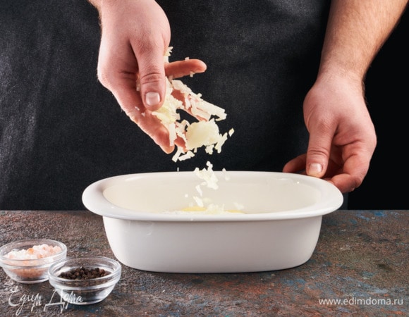 Сыр натрите на крупной терке и выложите его последним слоем. Выпекайте при 180°С в духовке 40 минут.