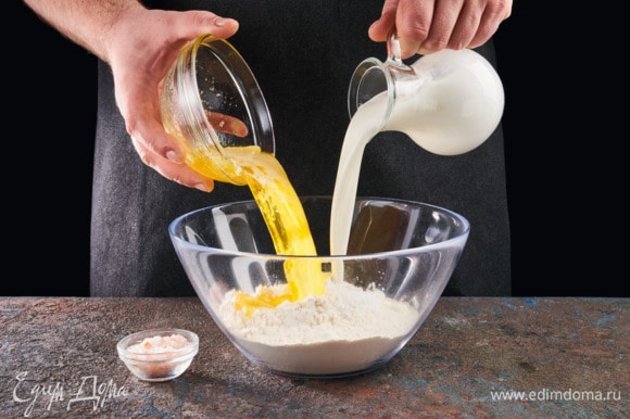В муку добавьте разрыхлитель, кефир и растопленное сливочное масло, посолите. Замесите тесто, оставьте его отдохнуть на 30 минут.