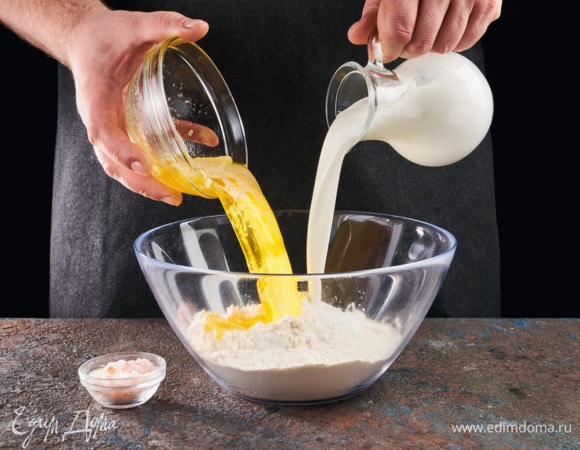 В муку добавьте разрыхлитель, кефир и растопленное сливочное масло, посолите. Замесите тесто, оставьте его отдохнуть на 30 минут.