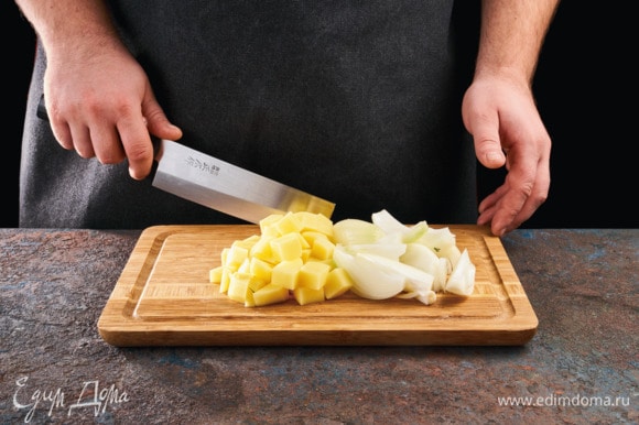 Картофель нарежьте кубиками, лук — дольками.