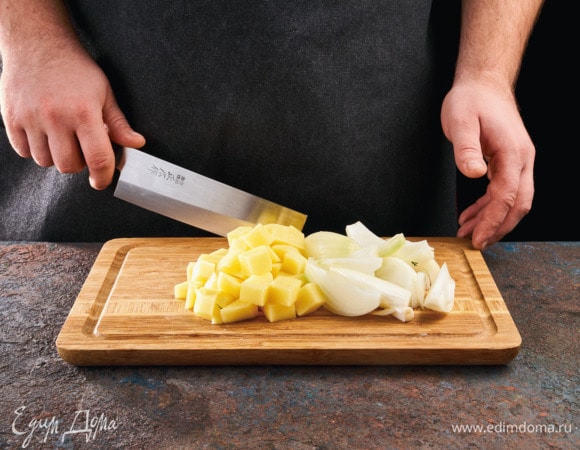 Картофель нарежьте кубиками, лук — дольками.