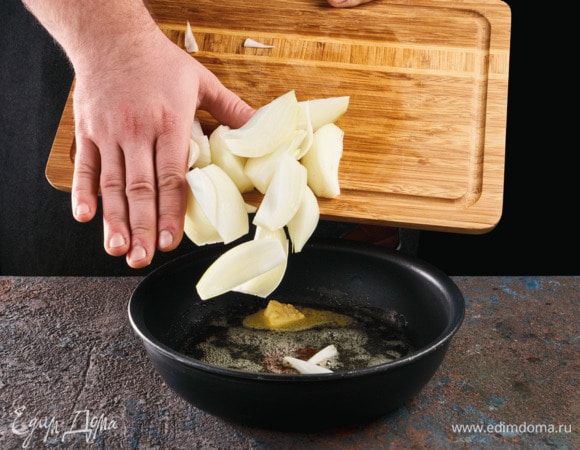 Лук обжарьте в сливочном масле до золотистого цвета.