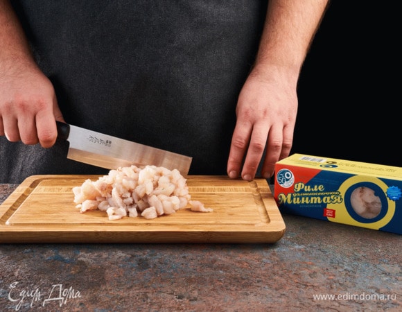 Филе минтая ТМ «Океанрыбфлот» нарежьте на небольшие кусочки.