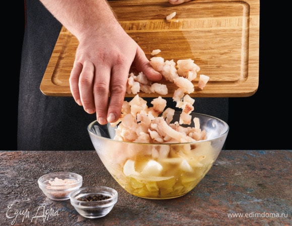 Смешайте обжаренный лук, отварной картофель и рыбу, посолите, поперчите.